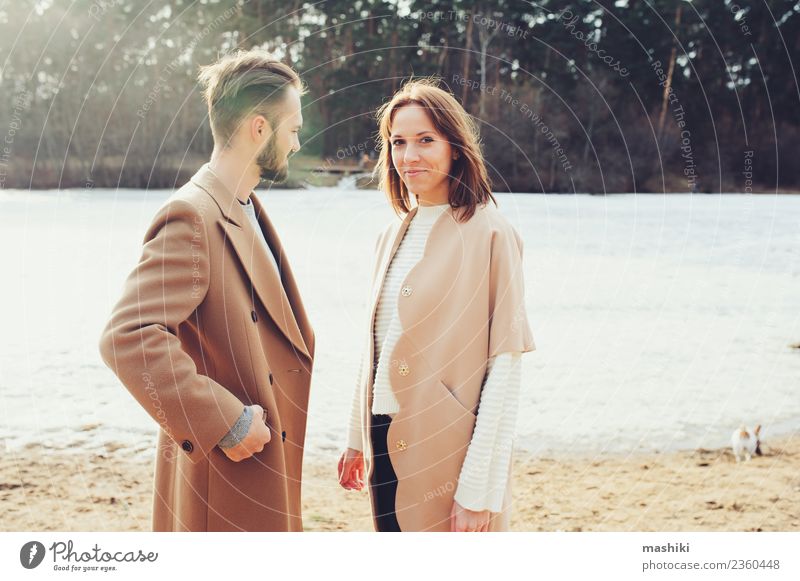 junges, glückliches, liebevolles Paar Lifestyle Stil Freude Glück Ferien & Urlaub & Reisen Freiheit Strand Frau Erwachsene Mann Herbst Wärme Baum Wald Mode