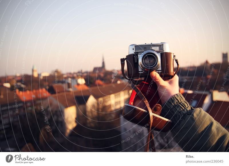 Klick. Freizeit & Hobby Ferne Städtereise Fotokamera Arme Kunst Fotografie Himmel Münster Altstadt Haus Dach festhalten Blick frei Unendlichkeit retro Stadt