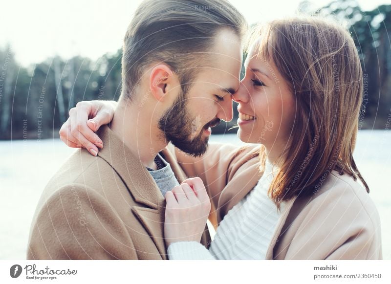 junges, glückliches, liebevolles Paar Lifestyle Stil Freude Glück Ferien & Urlaub & Reisen Freiheit Strand Frau Erwachsene Mann Herbst Wärme Baum Wald Mode