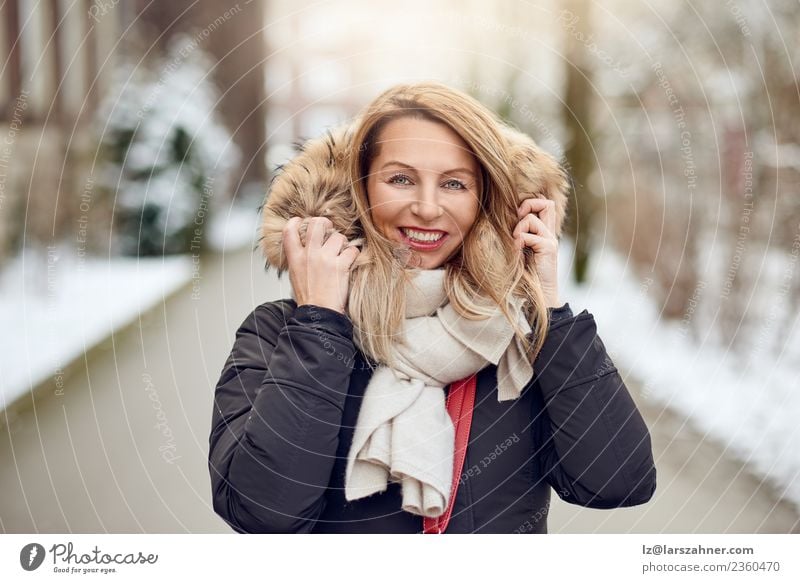 Freundliche junge blonde Frau im Winter im Freien Lifestyle Glück schön Gesicht Schnee Erwachsene Park Mode Mantel Pelzmantel Schal Lächeln Fröhlichkeit