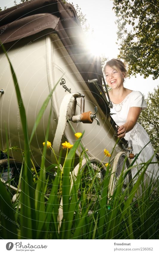 Freude feminin Junge Frau Jugendliche Erwachsene Eltern leuchten authentisch Fröhlichkeit positiv Glück Zufriedenheit Lebensfreude Frühlingsgefühle Begeisterung