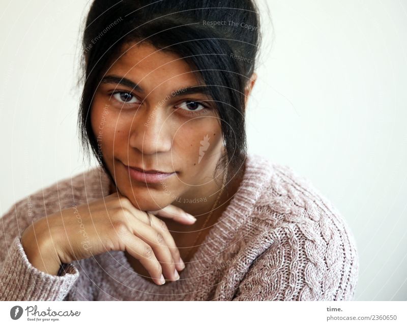 Samina feminin Frau Erwachsene 1 Mensch Schauspieler Pullover schwarzhaarig langhaarig beobachten berühren Denken Lächeln Blick Freundlichkeit schön