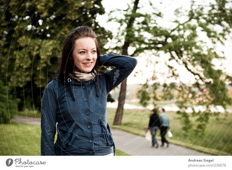 Grillerei @ Elbufer Sommer Mensch feminin Junge Frau Jugendliche Erwachsene 1 18-30 Jahre Natur Baum Wiese Fußgänger Wege & Pfade Spaziergang Jacke brünett