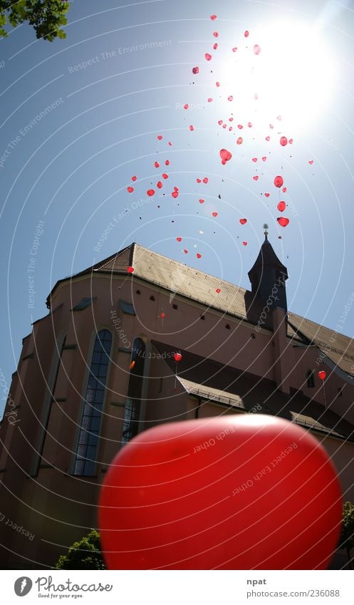 Steig auf zum Glück Luft Wolkenloser Himmel Sonne Sonnenlicht Kirche Luftballon hoch positiv blau grün rot Hoffnung Lebensfreude Liebe Zukunft Farbfoto