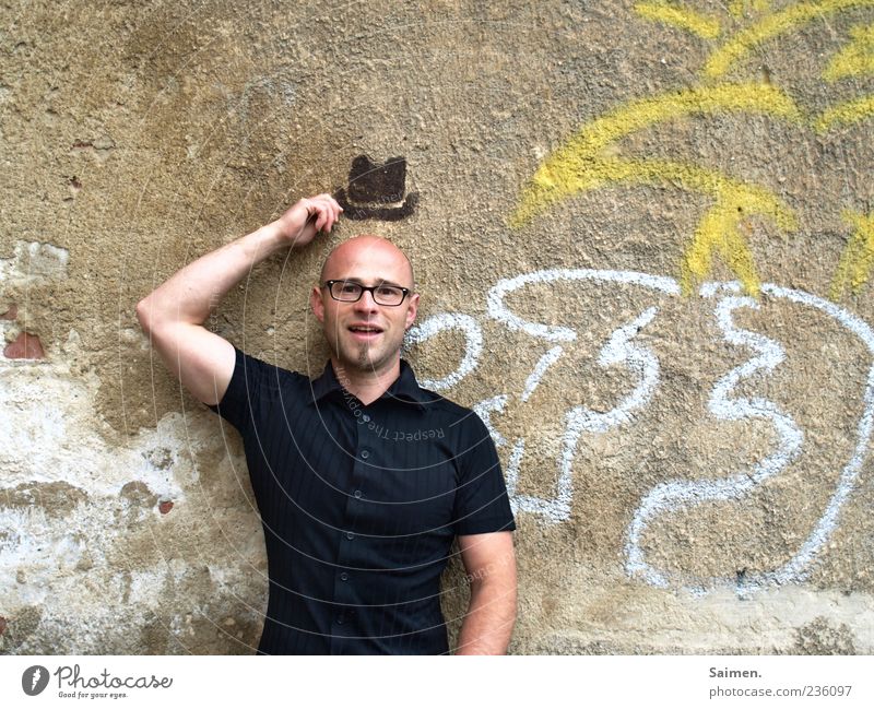 grüß gott! Mensch maskulin Mann Erwachsene Mauer Wand Fassade Hut Lächeln außergewöhnlich Freundlichkeit Fröhlichkeit Freude Lebensfreude Sympathie Idee skurril