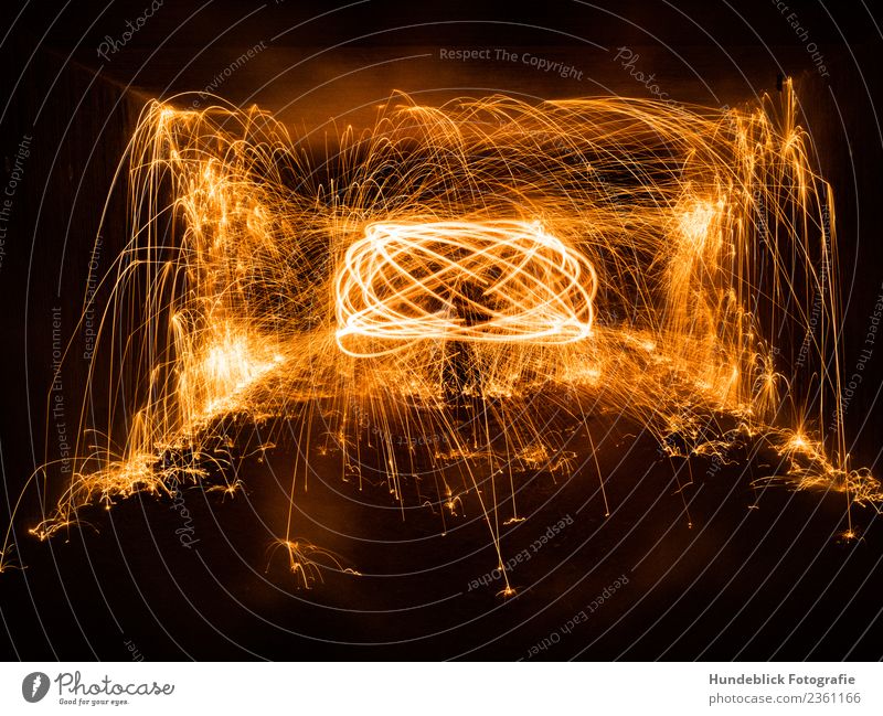 Funkenflug Urelemente Feuer Wärme gelb gold orange schwarz funkenflug Feuerwerk Farbfoto Außenaufnahme abstrakt Textfreiraum unten Nacht Licht Schatten