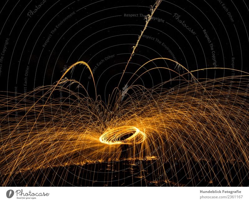 Funkenflug II Urelemente Feuer Himmel Nachthimmel Wärme gelb gold orange schwarz funkenflug Stern Sternenhimmel Feuerwerk Farbfoto Außenaufnahme abstrakt