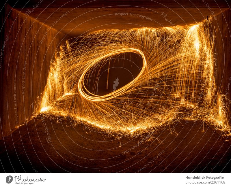 Funkenflug Urelemente Feuer Wärme gelb gold orange schwarz Unterführung bezaubernd Menschenleer Farbfoto Außenaufnahme abstrakt Textfreiraum unten Nacht Licht