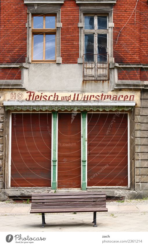 Alles hat ein Ende Fleisch Wurstwaren Ernährung Vegetarische Ernährung kaufen Handel Kleinstadt Stadt Stadtzentrum Menschenleer Haus Ruine Mauer Wand Zeichen