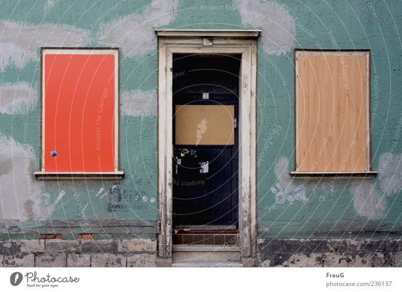 Alt-Bunt Haus Mauer Wand Fenster Tür Holz alt braun grün rot Verfall Vergänglichkeit Farbfoto Außenaufnahme Tag Fassade Menschenleer geschlossen außergewöhnlich