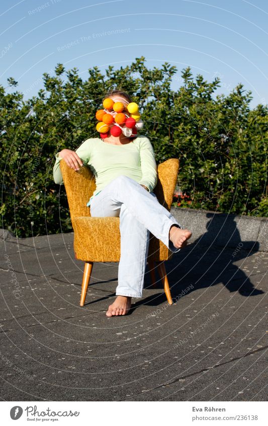 Im gelben Sessel auf dem Dach die Sonne genießen Junge Frau Jugendliche 1 Mensch Wolkenloser Himmel Baum Jeanshose Lichterkette Kugel sitzen lustig blau grau