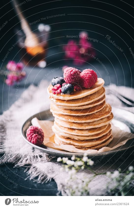 Vegane Pancakes mit frischen Beeren Lebensmittel Teigwaren Backwaren Dessert Süßwaren Ernährung Mittagessen Kaffeetrinken Büffet Brunch genießen Gesundheit