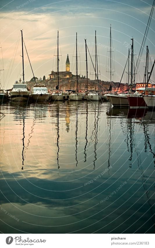 Istra II Wasser Küste Meer Dorf Fischerdorf Hafenstadt Altstadt Kirche Schifffahrt Segelboot Segelschiff exotisch schön Fernweh ruhig Rovinj Kroatien Istrien