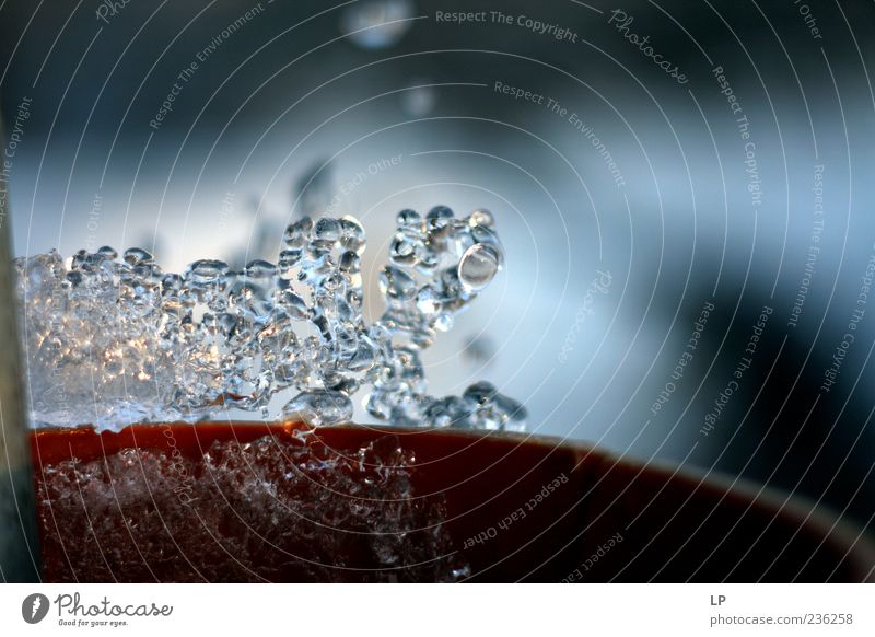 Eis auf einem roten Eimer Urelemente Wassertropfen Frost Teich glänzend kalt nass blau Farbe Freude Vergänglichkeit Farbfoto Außenaufnahme Menschenleer