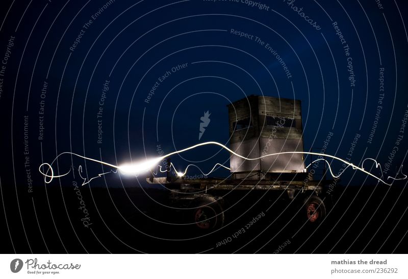 SCHIEßSTAND Verkehrsmittel Anhänger außergewöhnlich dunkel einzigartig Fahrzeug Beleuchtung Streifen bläulich hell Lichtmalerei Farbfoto Außenaufnahme