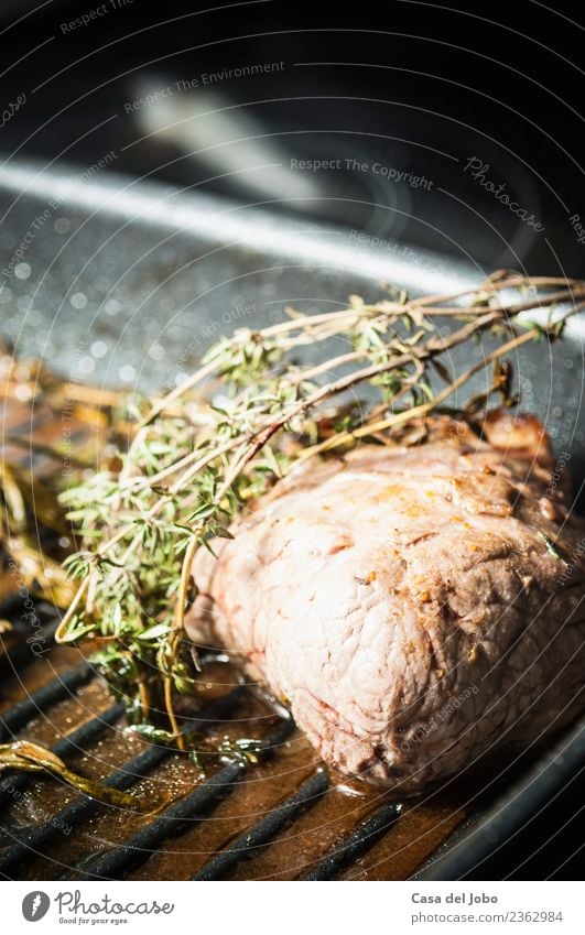 Ein Stück Fleisch frisch aus dem Ofen mit einem Zweig Thymian Lebensmittel Kräuter & Gewürze Ernährung Mittagessen Abendessen Festessen Bioprodukte Slowfood