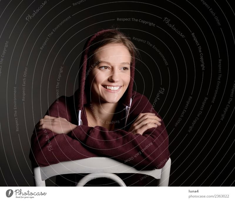 glückliche junge Frau Freude Glück schön Gesicht Zufriedenheit Erholung Erfolg Student Junge Frau Jugendliche Erwachsene blond lachen sitzen Coolness