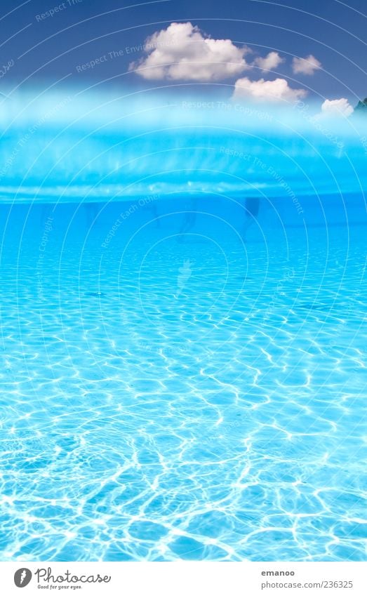 Freibadwetter Schwimmen & Baden Sommer Wellen Mensch Beine Menschengruppe Wasser Himmel Wetter nass blau Freizeit & Hobby Schwimmbad Badeort Farbfoto