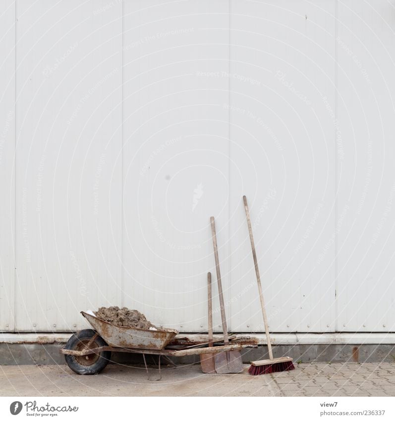 Päuschen Arbeitsplatz Baustelle Besen Schaufel Mauer Wand Fassade Stein Beton Metall bauen machen authentisch einfach Pause Schubkarre Farbfoto Außenaufnahme