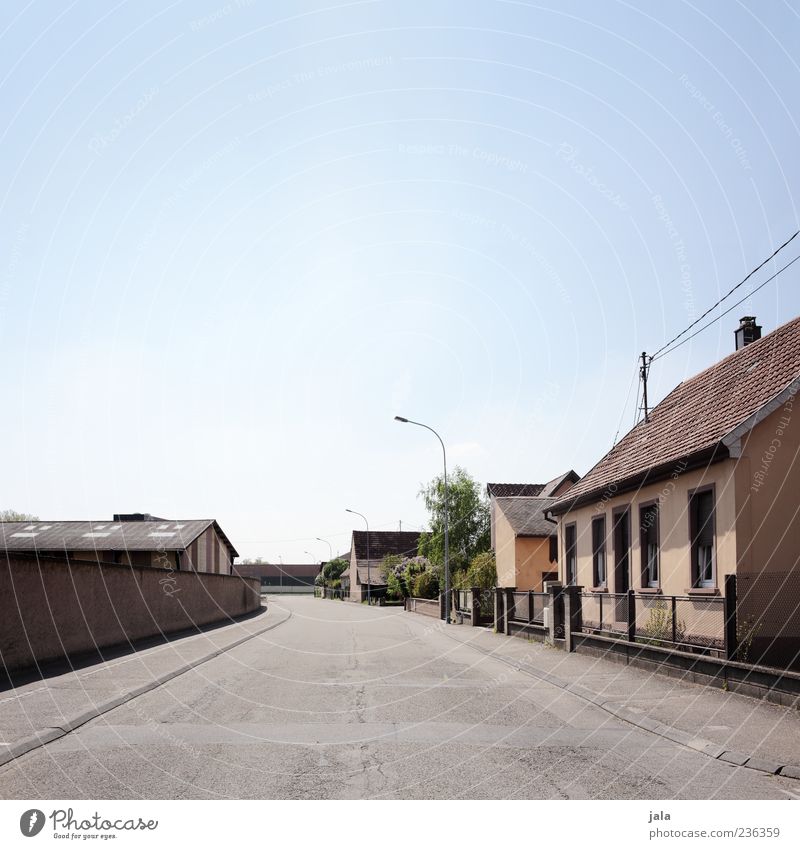 menschenleer Kleinstadt Menschenleer Haus Einfamilienhaus Bauwerk Gebäude Mauer Wand Straße Wege & Pfade Stadt Einsamkeit trist Farbfoto Außenaufnahme