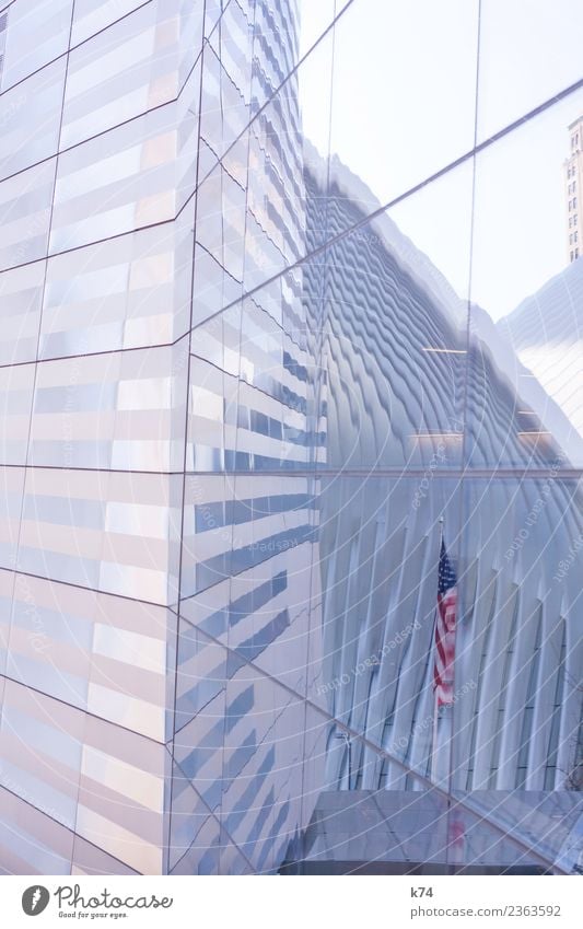 NYC - Oculus Stars and Stripes 1 WTC New York City USA Amerika Hauptstadt Stadtzentrum Menschenleer Hochhaus Architektur Fassade One World Trade Center Fahne