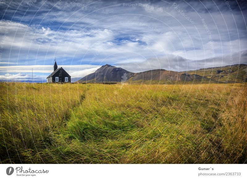 Alte, schwarze Holzkirche auf Island. Erholung Ferien & Urlaub & Reisen Tourismus Ausflug Abenteuer Ferne Freiheit Expedition Camping Sommerurlaub