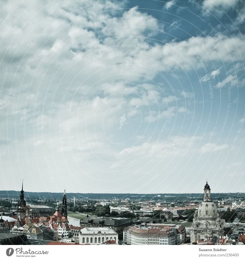 Perle Dresden Stadt Stadtzentrum Altstadt Skyline einzigartig Frauenkirche Kirche Historische Bauten Aussichtsturm Wolkenhimmel Sachsen Sommer Farbfoto