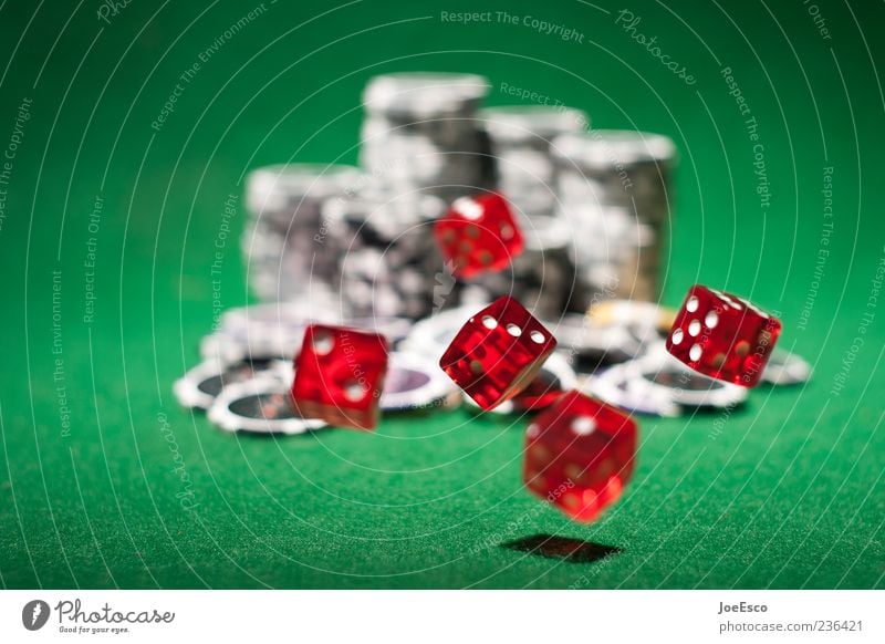 #236421 Spielen Laster Hoffnung Spielsucht Glück Würfel Würfelspiel Pokerchip Spielkasino Spielhalle Spannung Risiko Spielgeld fliegend Erfolg Filz grün rot