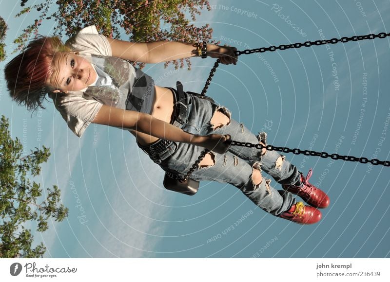 höhenflug feminin Junge Frau Jugendliche 1 Mensch schaukeln frech Fröhlichkeit Glück Freude Lebensfreude Kindheit Schaukel Spielplatz Punk fliegen Abheben