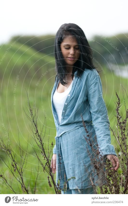 Bevor der Regen kommt ... Mensch feminin Junge Frau Jugendliche Leben 1 Umwelt Natur Landschaft Pflanze Frühling schlechtes Wetter Sträucher Wiese schwarzhaarig