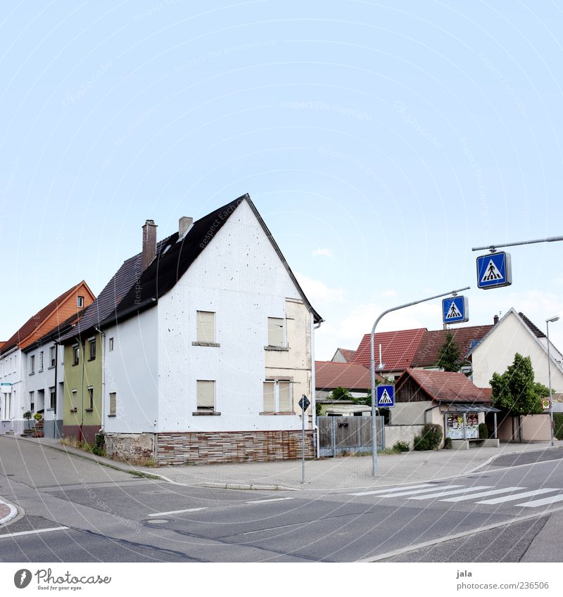 kreuzung Kleinstadt Haus Bauwerk Gebäude Architektur Verkehr Verkehrswege Straße Straßenkreuzung Verkehrszeichen Verkehrsschild Zebrastreifen Bushaltestelle