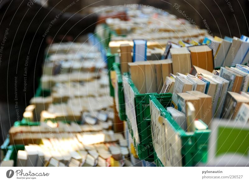 Buchperspektive Sammlung Flohmarkt Farbfoto Außenaufnahme Abend Schwache Tiefenschärfe Kiste viele Menschenleer