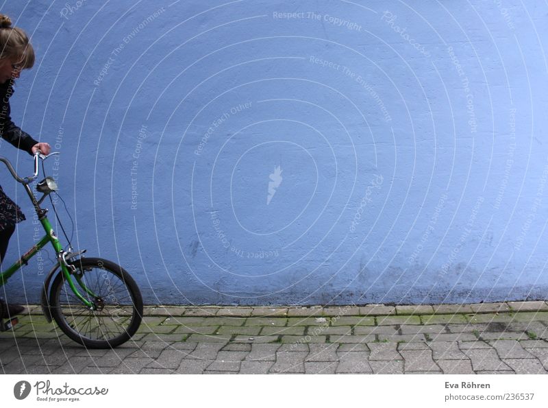 Durchstarten mit dem Klapprad Junge Frau Jugendliche Fahrradfahren Wege & Pfade Fahrradlenker Bewegung retro blau grau grün Beginn Farbe Freizeit & Hobby