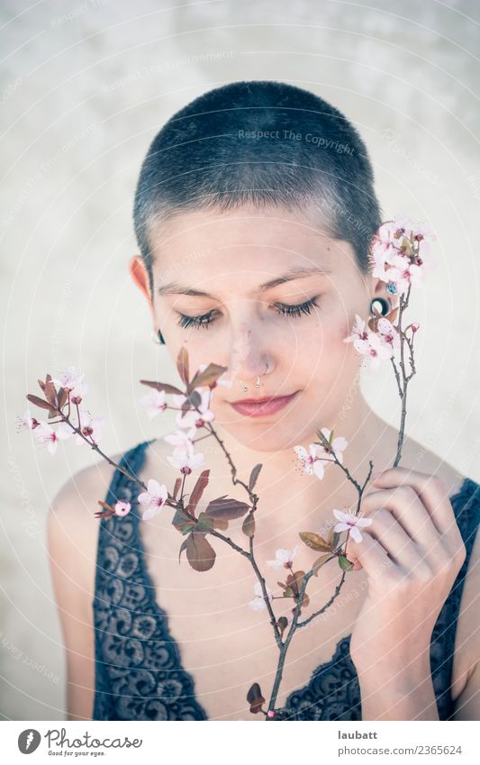 Frühlingsfrau schön Körperpflege Haare & Frisuren Haut Gesicht androgyn Junge Frau Jugendliche Blume Kirschblüten Mandelblüte kurzhaarig authentisch frisch