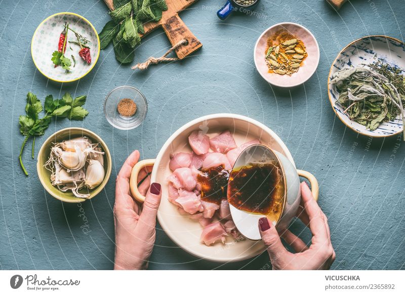 Weibliche Hände marinieren Hähnchenfilet Lebensmittel Fleisch Kräuter & Gewürze Öl Ernährung Mittagessen Abendessen Bioprodukte Diät Schalen & Schüsseln Topf