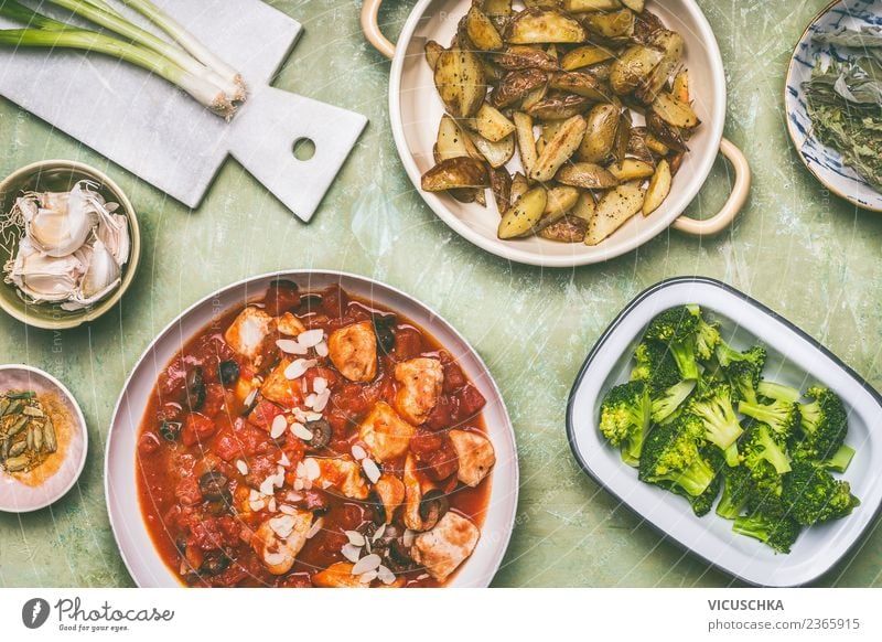 Ausbalancierte Mahlzeit mit Hähnchen und Gemüse Lebensmittel Fleisch Ernährung Mittagessen Bioprodukte Diät Geschirr Schalen & Schüsseln Topf Pfanne Design