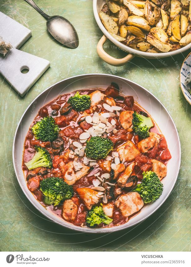 Pfanne mit Hähnchenstücken in Tomatensauce Fleisch Gemüse Ernährung Mittagessen Abendessen Stil Design Gesunde Ernährung Saucen Brokkoli Essen Foodfotografie