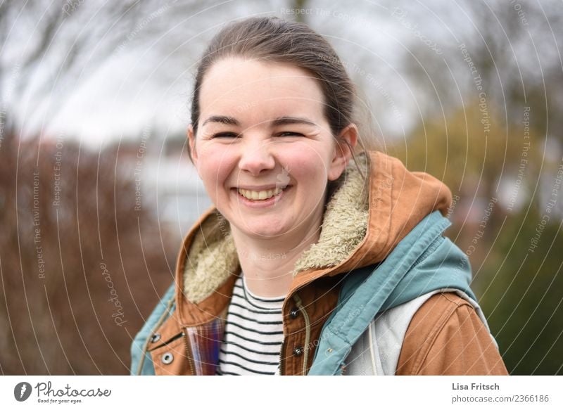 lachen - Herbst Junge Frau Jugendliche 18-30 Jahre Erwachsene Lächeln ästhetisch Freundlichkeit Fröhlichkeit Glück lustig Sympathie Freizeit & Hobby Leben