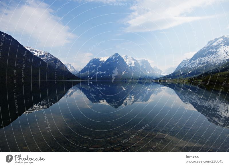 natures reflex Natur Landschaft Himmel Wolken Berge u. Gebirge Schneebedeckte Gipfel Küste Seeufer Fjord Norwegen Skandinavien Europa authentisch