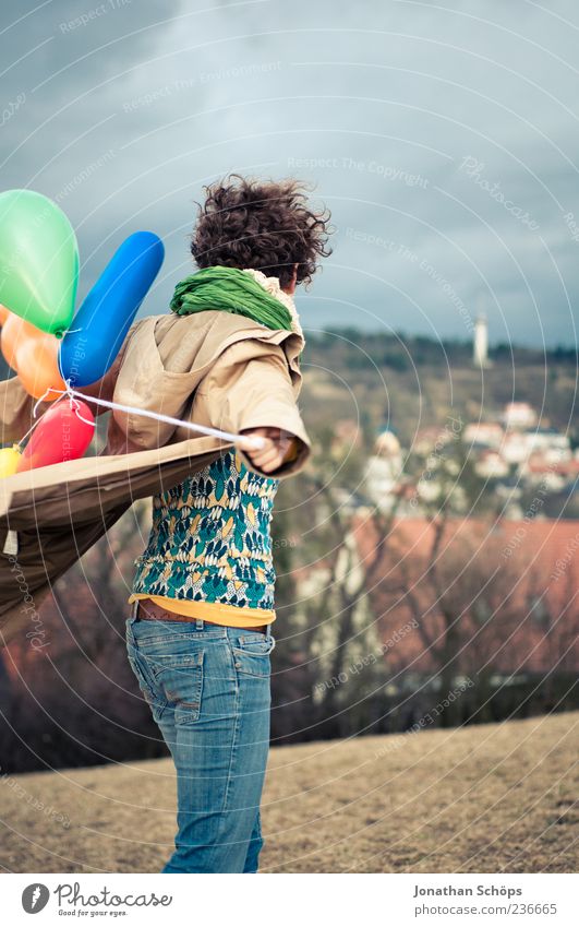 junge Frau mit Luftballon auf dem Berg an einer Stadt Lifestyle Freude Glück Freizeit & Hobby Spielen Ferien & Urlaub & Reisen Mensch feminin Junge Frau