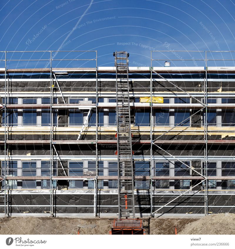 Dämmung Handwerker Baustelle Industrie Haus Industrieanlage Bauwerk Gebäude Architektur Mauer Wand Fenster Stein Linie Streifen authentisch einfach frisch