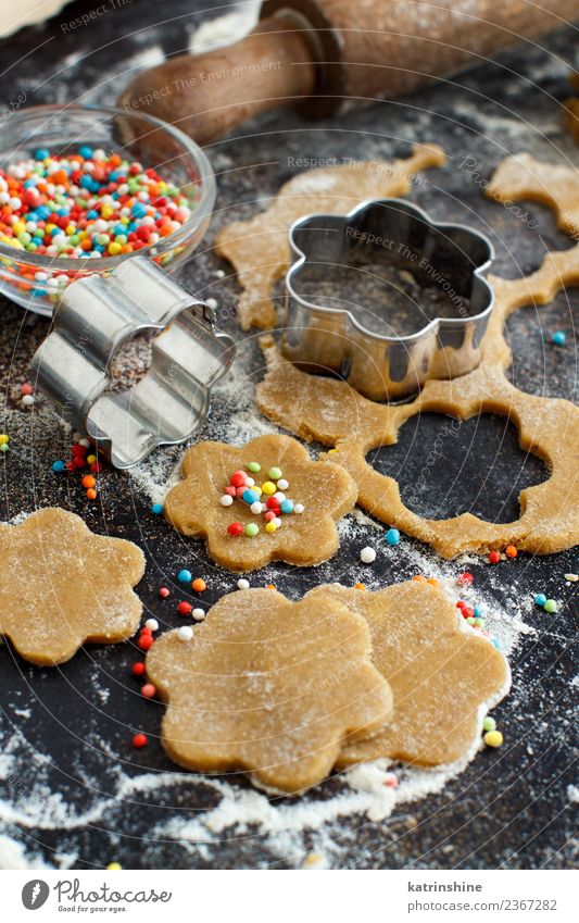 Kochen von Keksen mit Blumenkeksausstechern auf einem dunklen Tisch Teigwaren Backwaren Dessert Küche Metall machen braun Tradition backen Bäckerei Biskuit