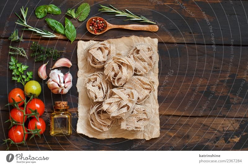 Vollkornnudeln Tagliatelle, Gemüse und Kräuter Vegetarische Ernährung Diät Tisch Blatt dunkel frisch braun grün rot Tradition Essen zubereiten Lebensmittel