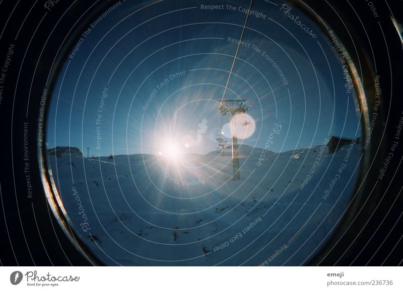 Wintereinbruch Umwelt Natur Himmel Wolkenloser Himmel Sonne Klima Schönes Wetter Eis Frost Schnee Alpen Berge u. Gebirge kalt blau Blendenfleck analog Fischauge