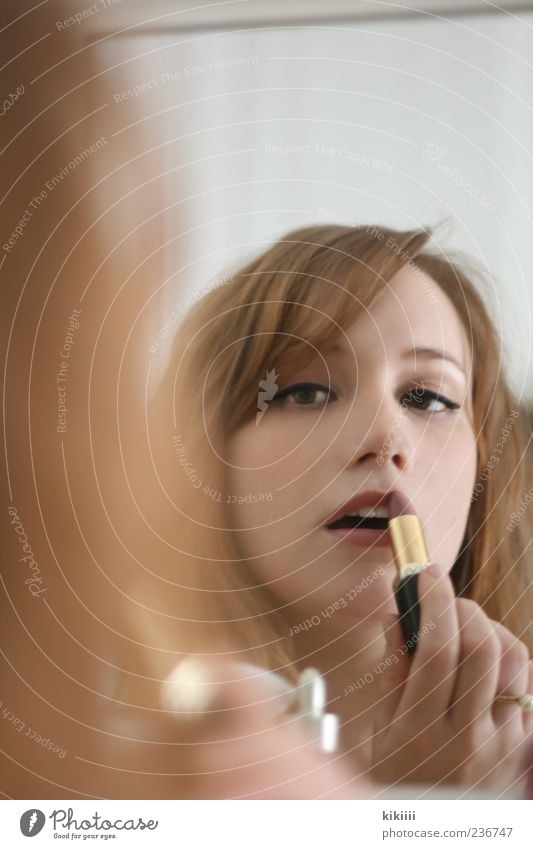 Lipstick Frau Lippenstift Schminken rot Mund Haare & Frisuren Spiegel Spiegelbild Parfum schön Beautyfotografie Konzentration Körperpflege Gedeckte Farben