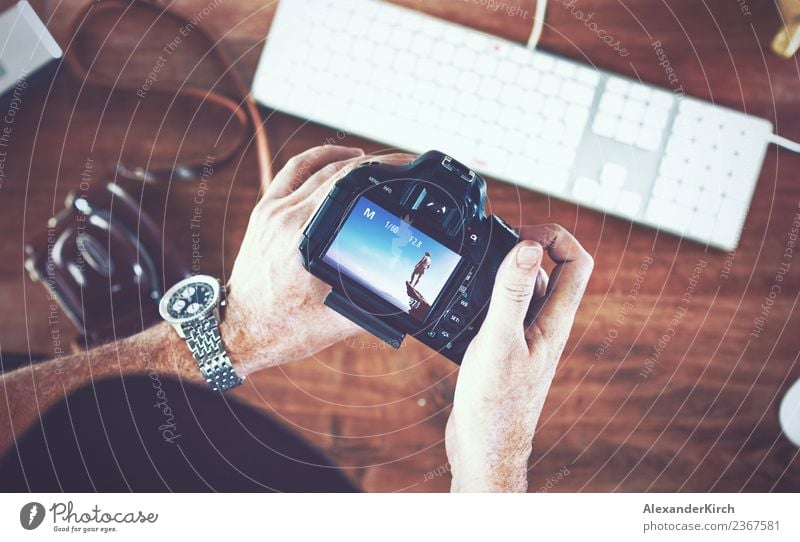 Business Man using DSLR Camera in Office Lifestyle Design Büro PDA Computer Internet Mensch Teamwork blur bokeh lights bright cinematic blogger communication