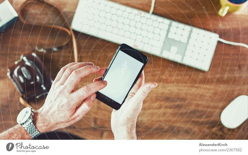 Business Man using Mobile Phone in Office Lifestyle Design Büro PDA Computer Internet Mensch 1 30-45 Jahre Erwachsene Medien Teamwork blur bokeh lights bright