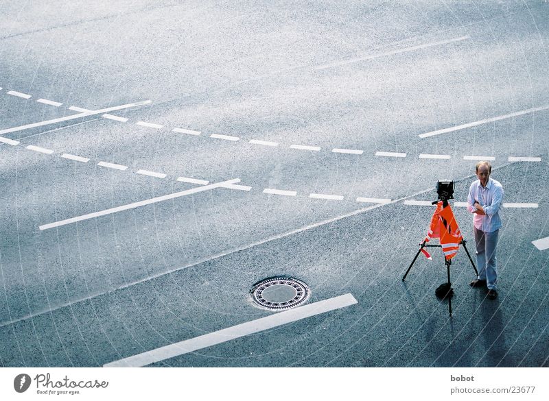 on the hunt Fotograf Verkehr Asphalt Teer Fotografieren dreibeinig Mann Fotokamera Straße Signalweste Statif