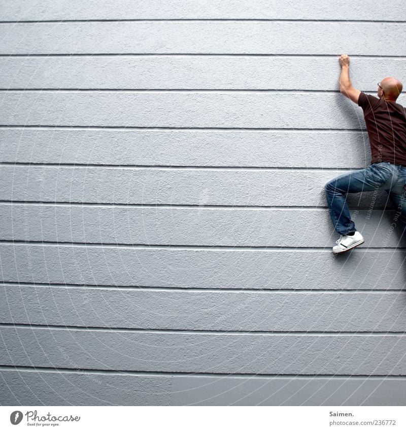 cityclimber II Mauer Wand Fassade Bewegung sportlich Mut Klettern Kraft anstrengen üben Linie Gebäude Rückansicht Halt festhalten Farbfoto Außenaufnahme