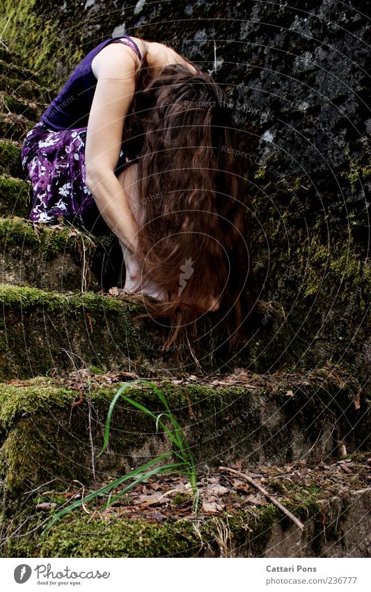 Lügen und Bewahren feminin Junge Frau Jugendliche Erwachsene 1 Mensch Moos Blatt Mauer Wand Treppe Rock Kleid Barfuß brünett langhaarig Stein hängen sitzen